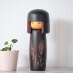 Kokeshi doll zwart van Fakapapa bij Maison Lunettes