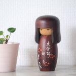 Kokeshi doll bruin van Fakapapa bij Maison Lunettes