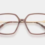Einstoffen Kunsthistorikerin van Einstoffen bij Maison Lunettes
